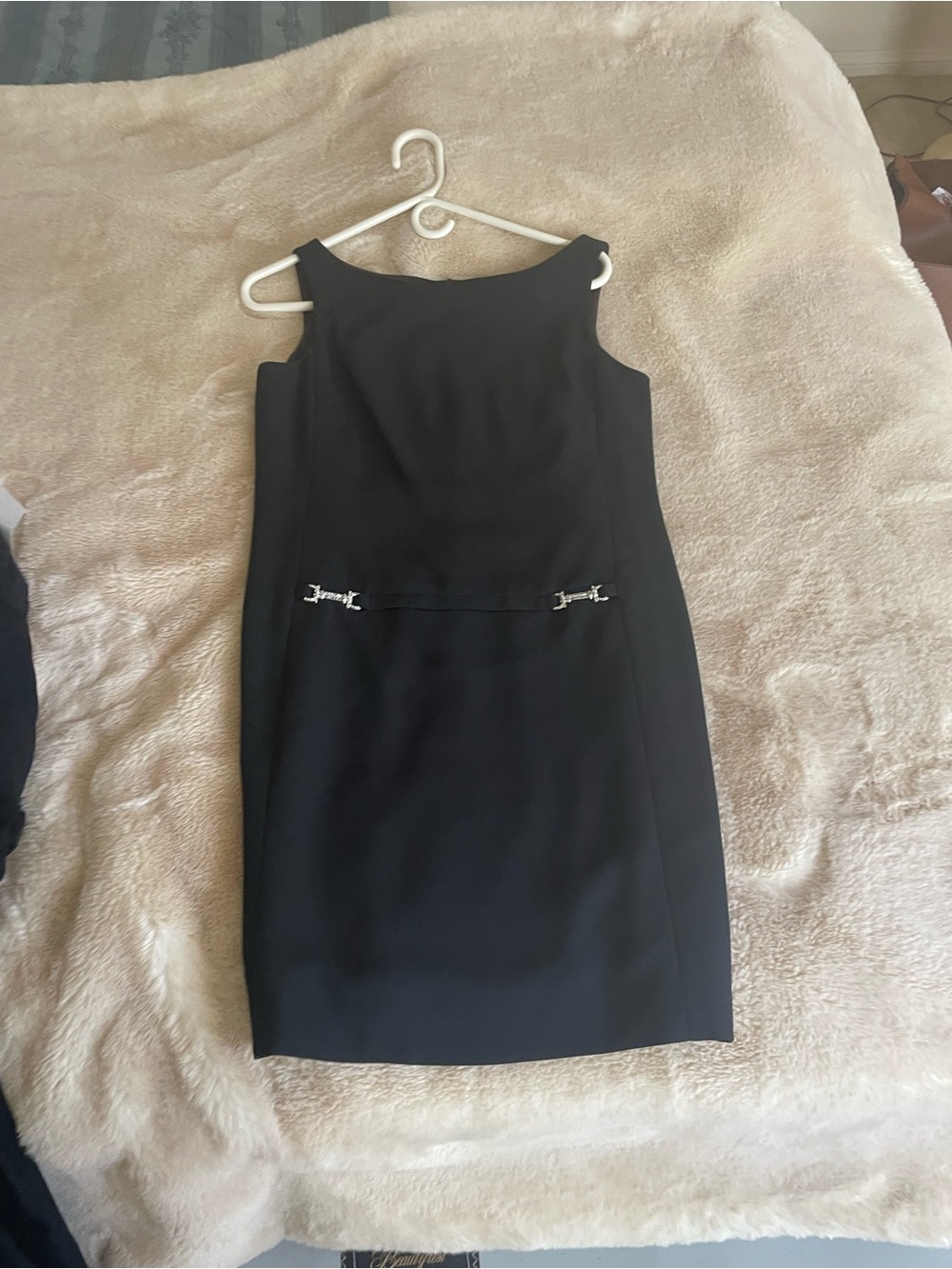 Classic Black Sleeveless Sheath Cocktail Dress with Decorative Buckles